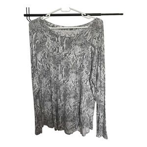 Time and Tru Women’s Top‎ Snake Print White Grey Print Size XXL 20